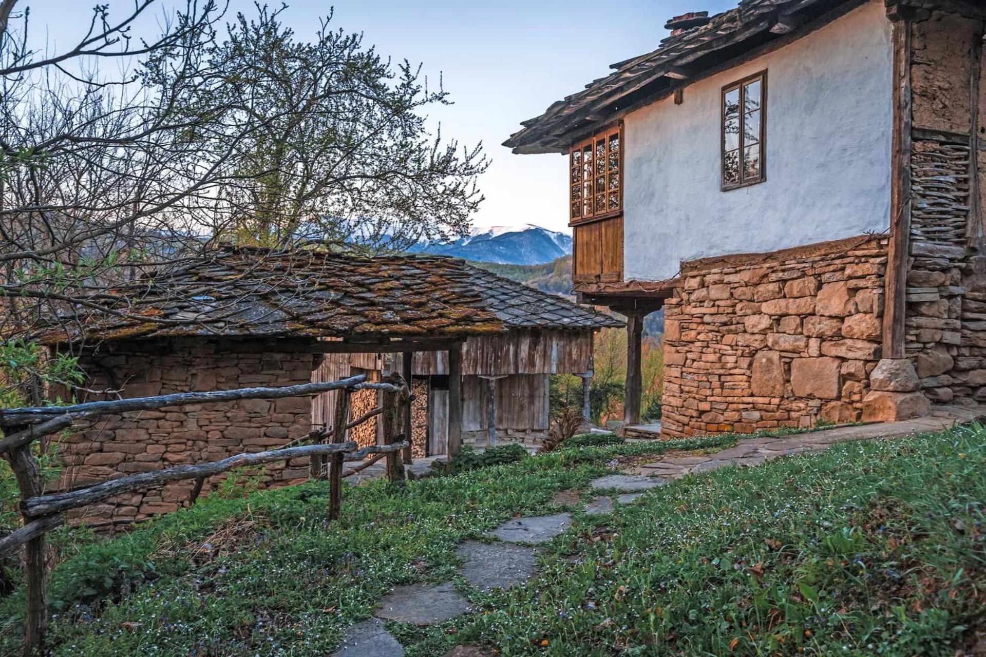 فيلا Authentic House With Stunning Mountain View - Karashka أبريلتسي المظهر الخارجي الصورة