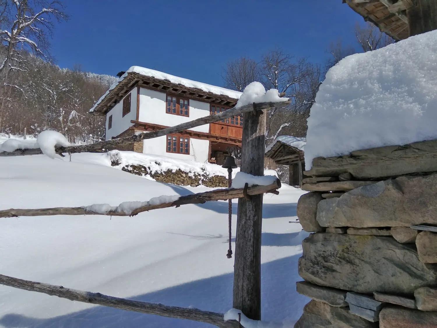 فيلا Authentic House With Stunning Mountain View - Karashka أبريلتسي المظهر الخارجي الصورة